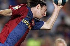 Tampoco hay que demonizar a Messi por su balonazo - Página 3 Messi-mano